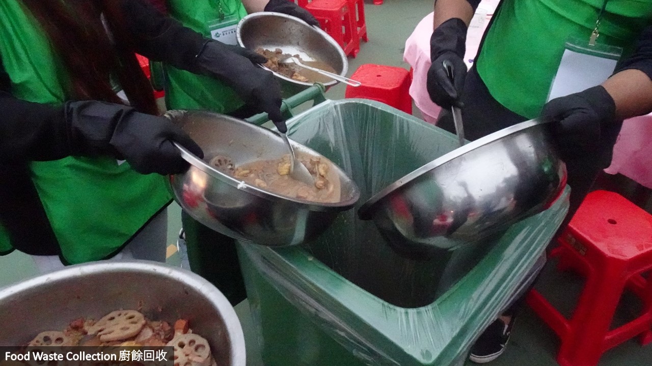 环保大使将盆菜盆中剩余的食物倒进厨余回收桶
