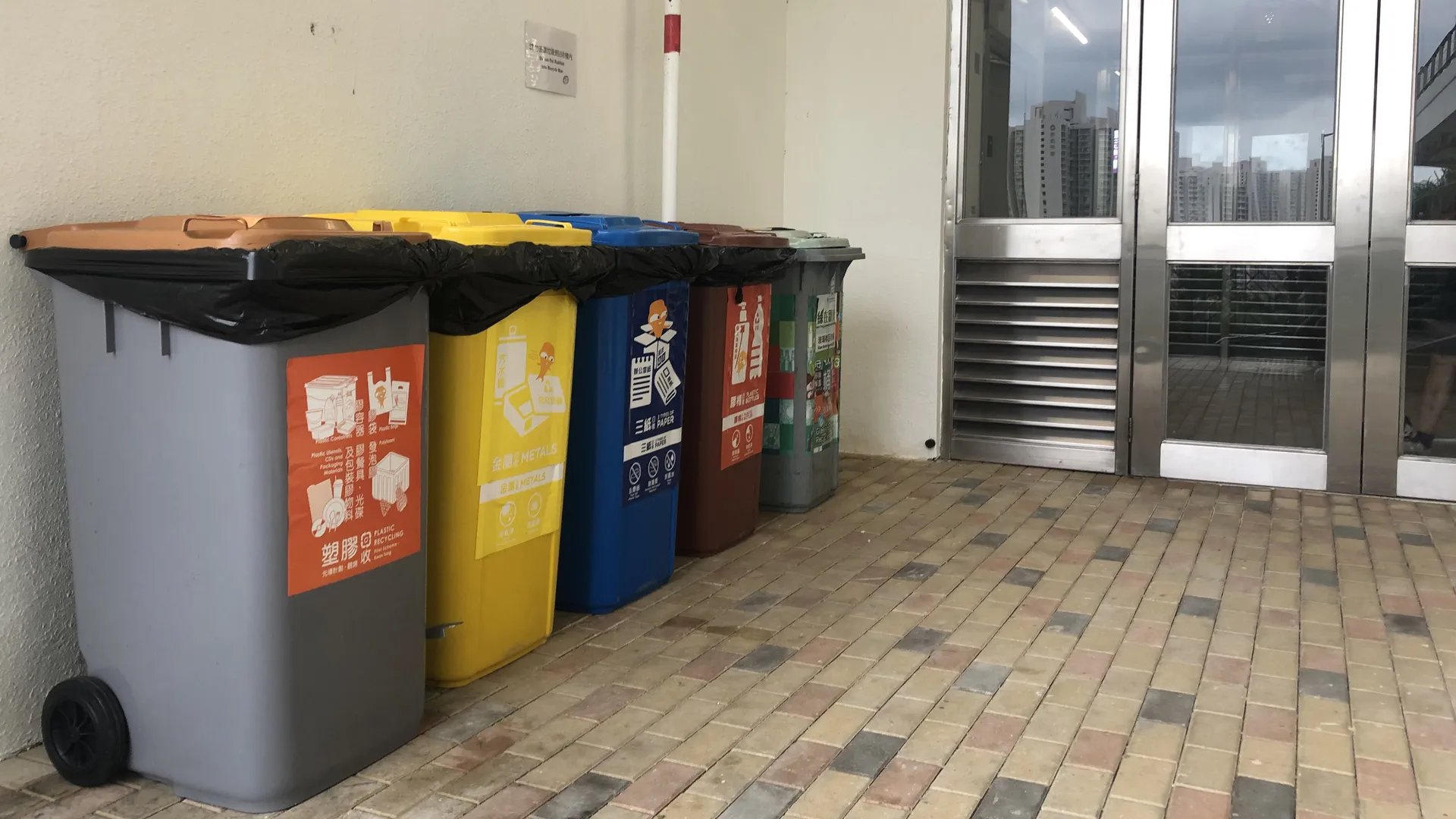住宅楼宇的废物分类回收桶